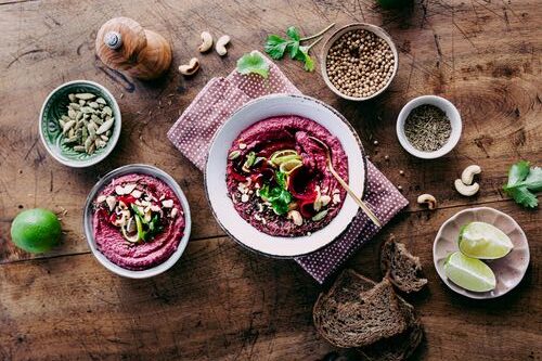 Rote-Bete-Hummus in einem Suppenteller, fertig zum Servieren.