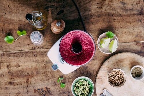 Alle Zutaten für die Herstellung von Rote-Bete-Hummus werden in einem Mixer zusammengemischt.