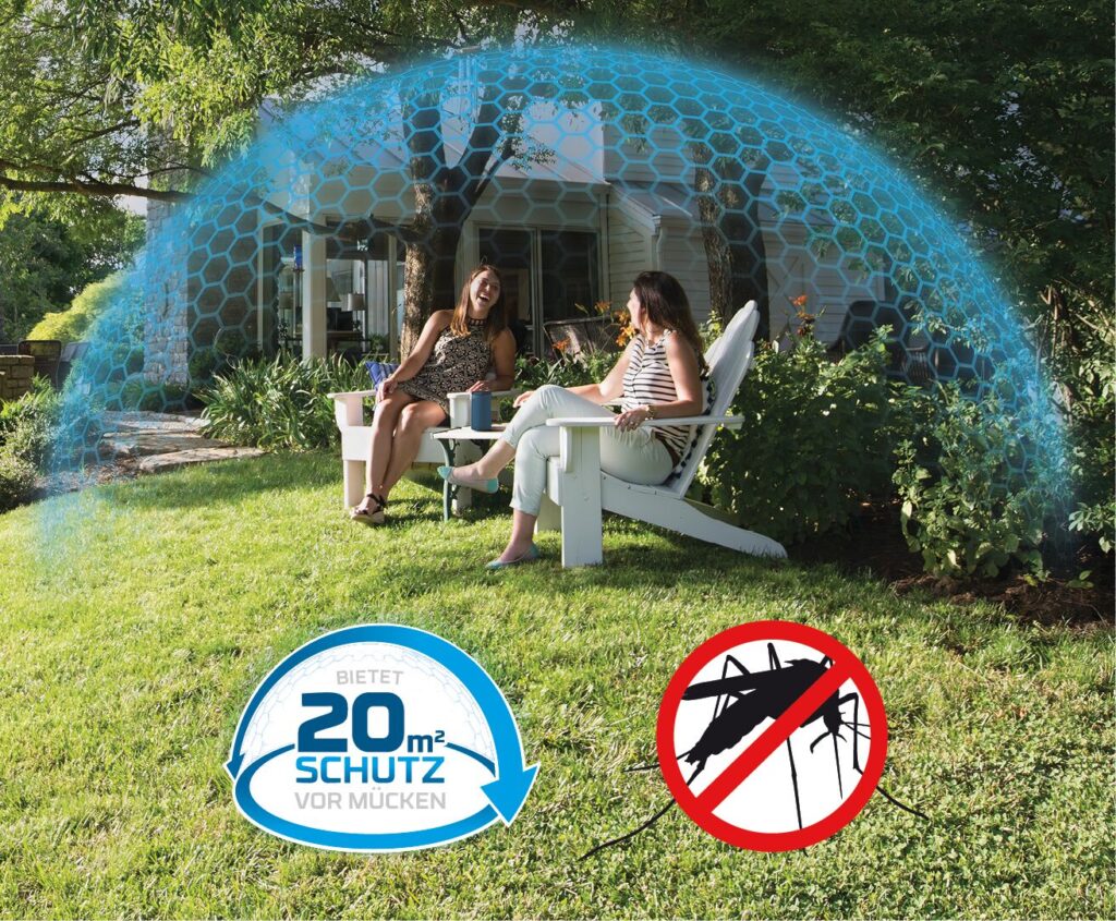 Zwei Frauen sitzen lachend in einem Garten. Auf dem Gartentisch liegt ein Thermacell Mückenabwehr, das eine 20m2 große Schutzzone gegen Mücken verbreitet.