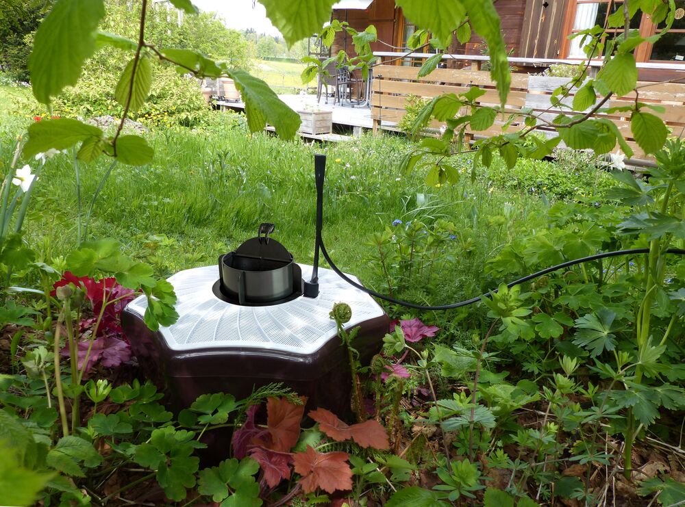 Biogents Mückenfalle in einem Garten.