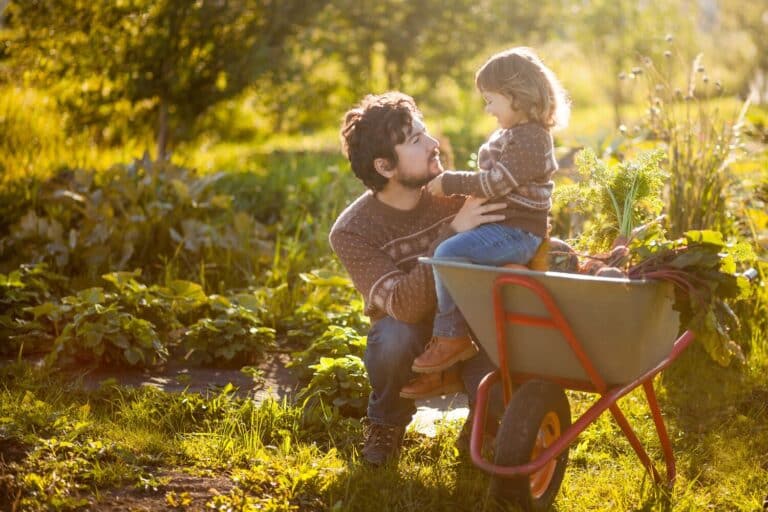 Gartenarbeit Vater und Kind